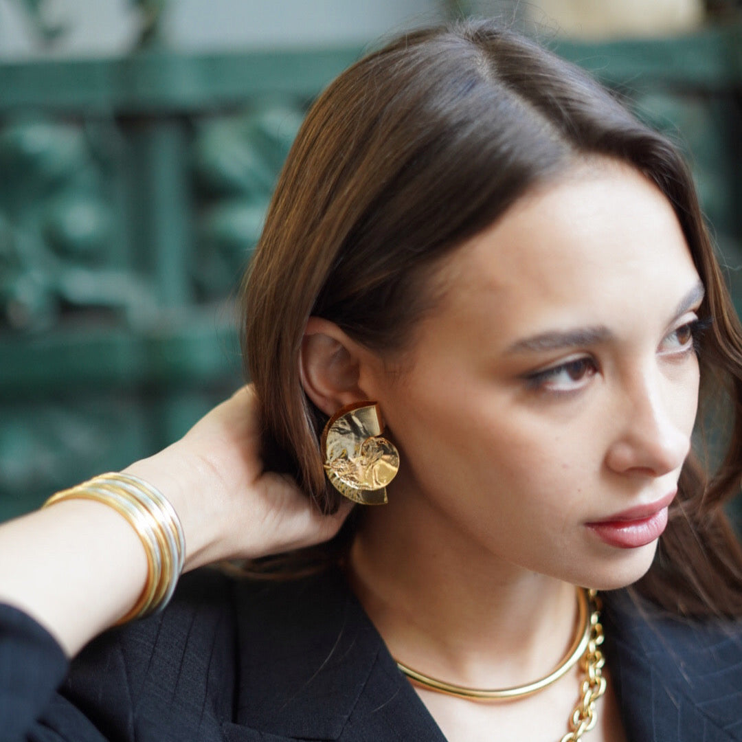 Novedades en joyas para mujer: conjunto de pendientes y collar de cadena de oro, plata y esmerandas en bruto